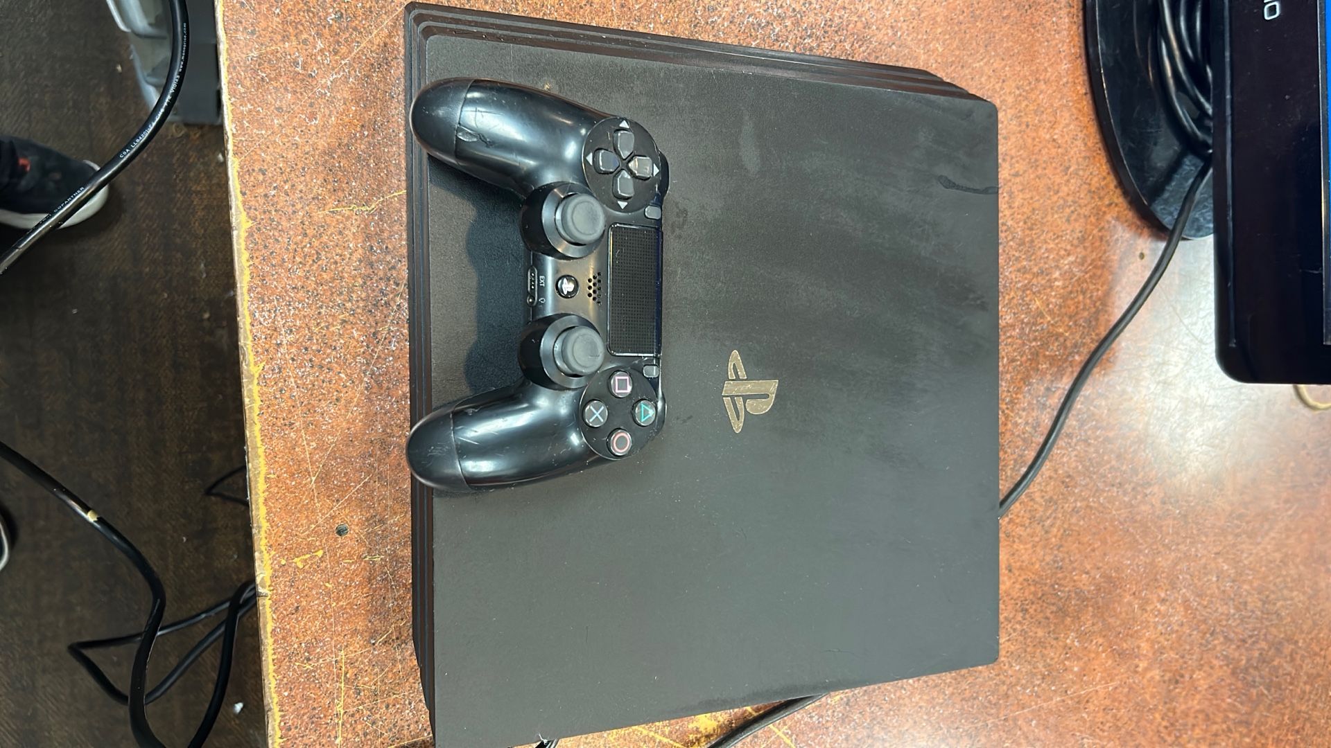 PS4 Pro 1 TB / 1 Controller 