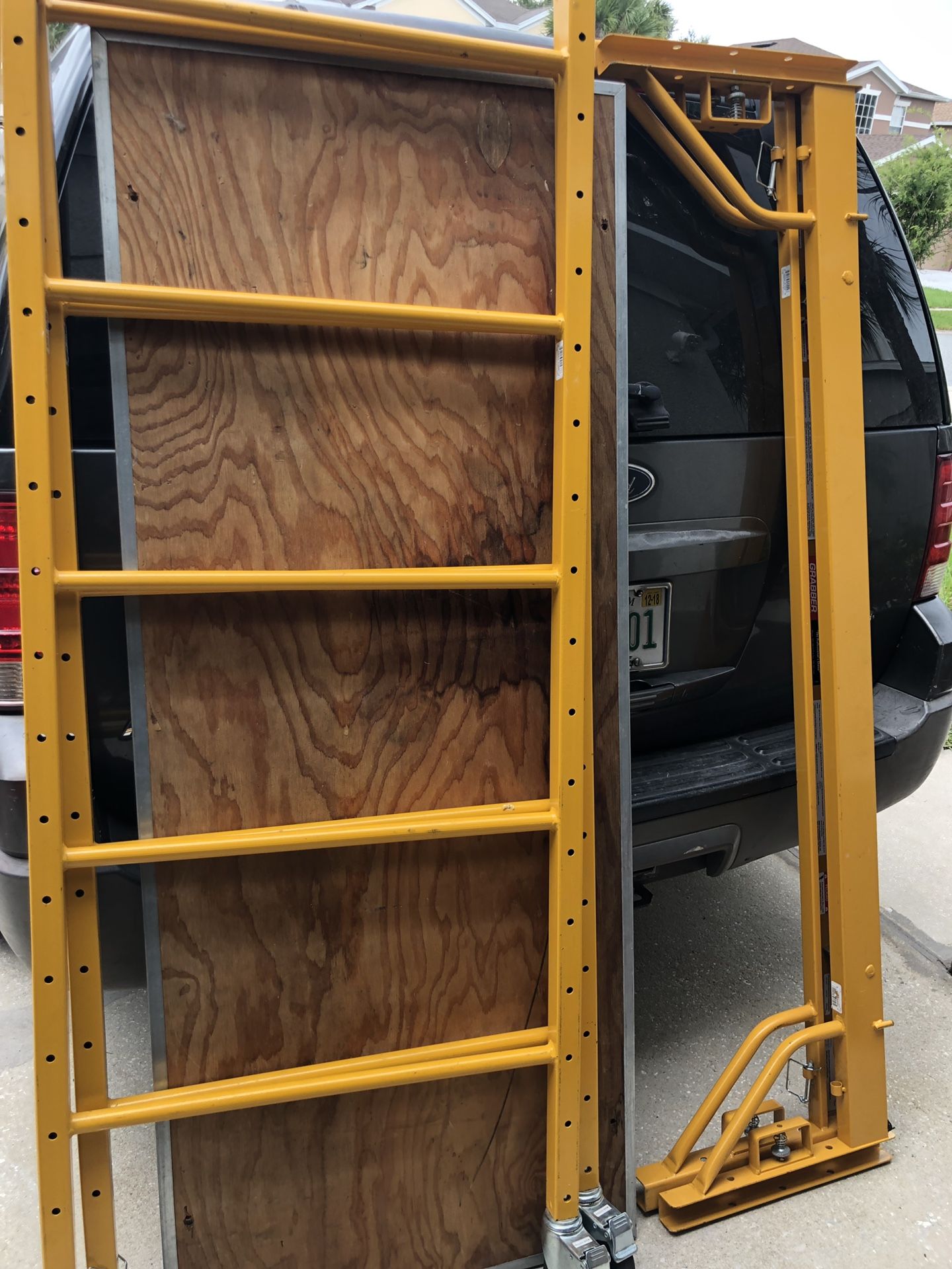 GRABBER Scaffold, 6'H x 6'L w/Over Center Locking System Caster