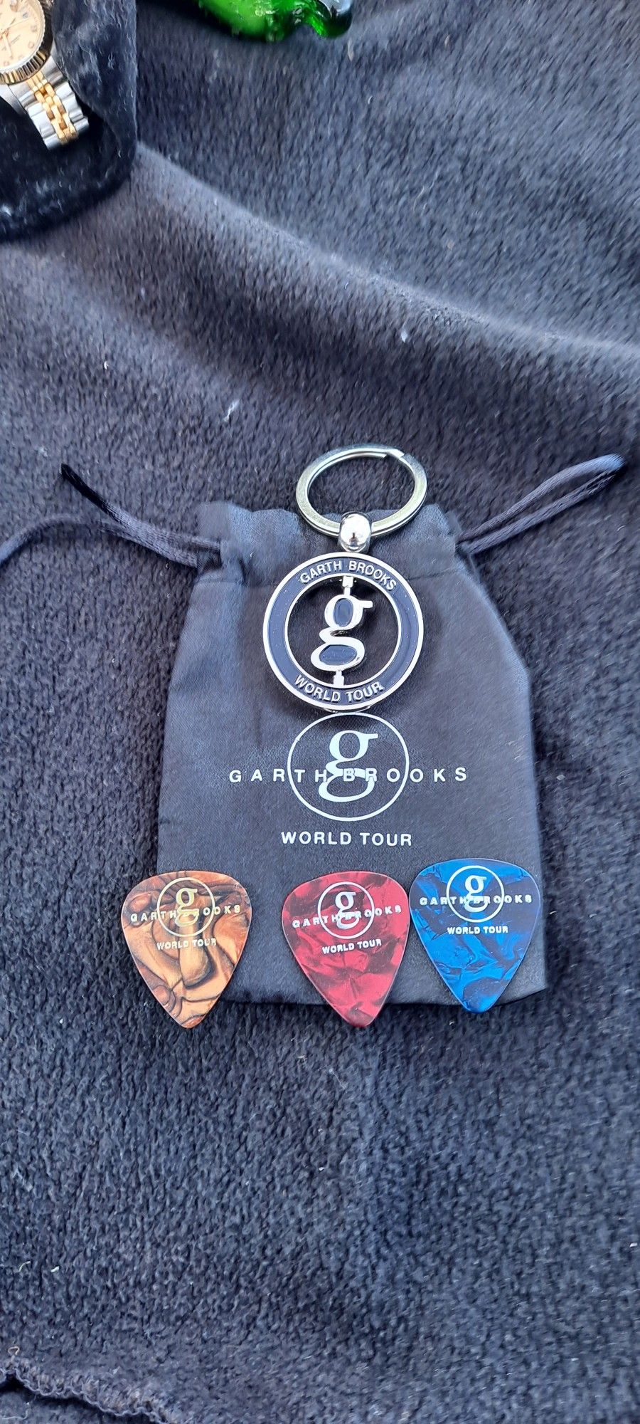 Garth Brooks World Tour Key Chain And Guitar Picks