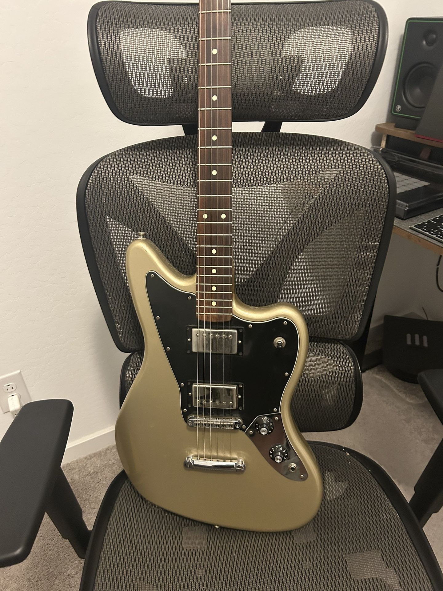 Fender Jaguar FSR Shoreline Gold