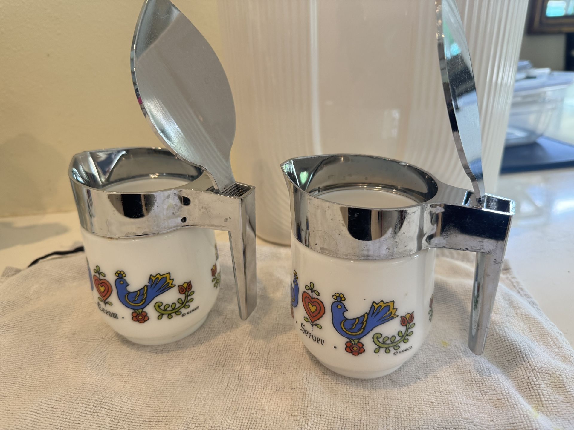 Vintage Gemco Cream 10 piece set roosters edition.