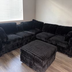 BLACK SECTIONAL COUCH 