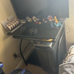 Pc Table For 20$ (nothing On The Pc Table Included!!!)