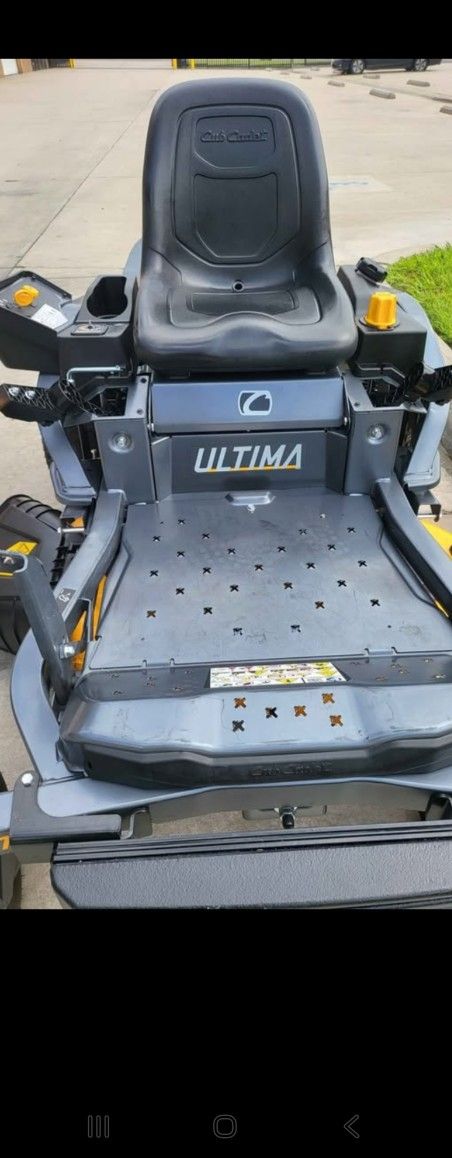 CUBE CADET GAS 42"IN ZERO TURN LAWN TRACTOR LIKE NEW