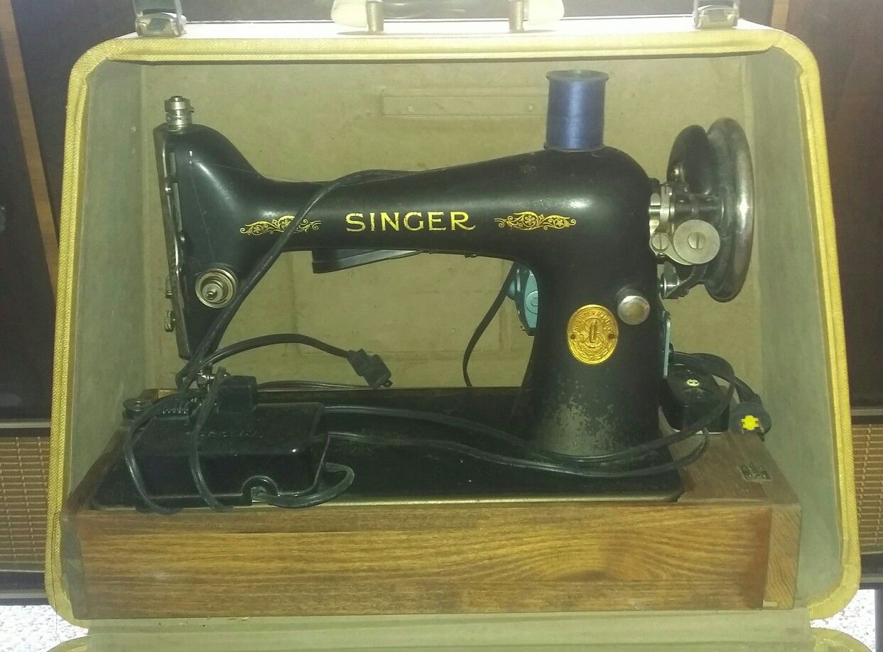 Vintage Singer Sewing Machine With Carry Case