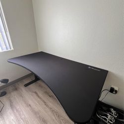 Arozzi Ultra Wide Curved Desk