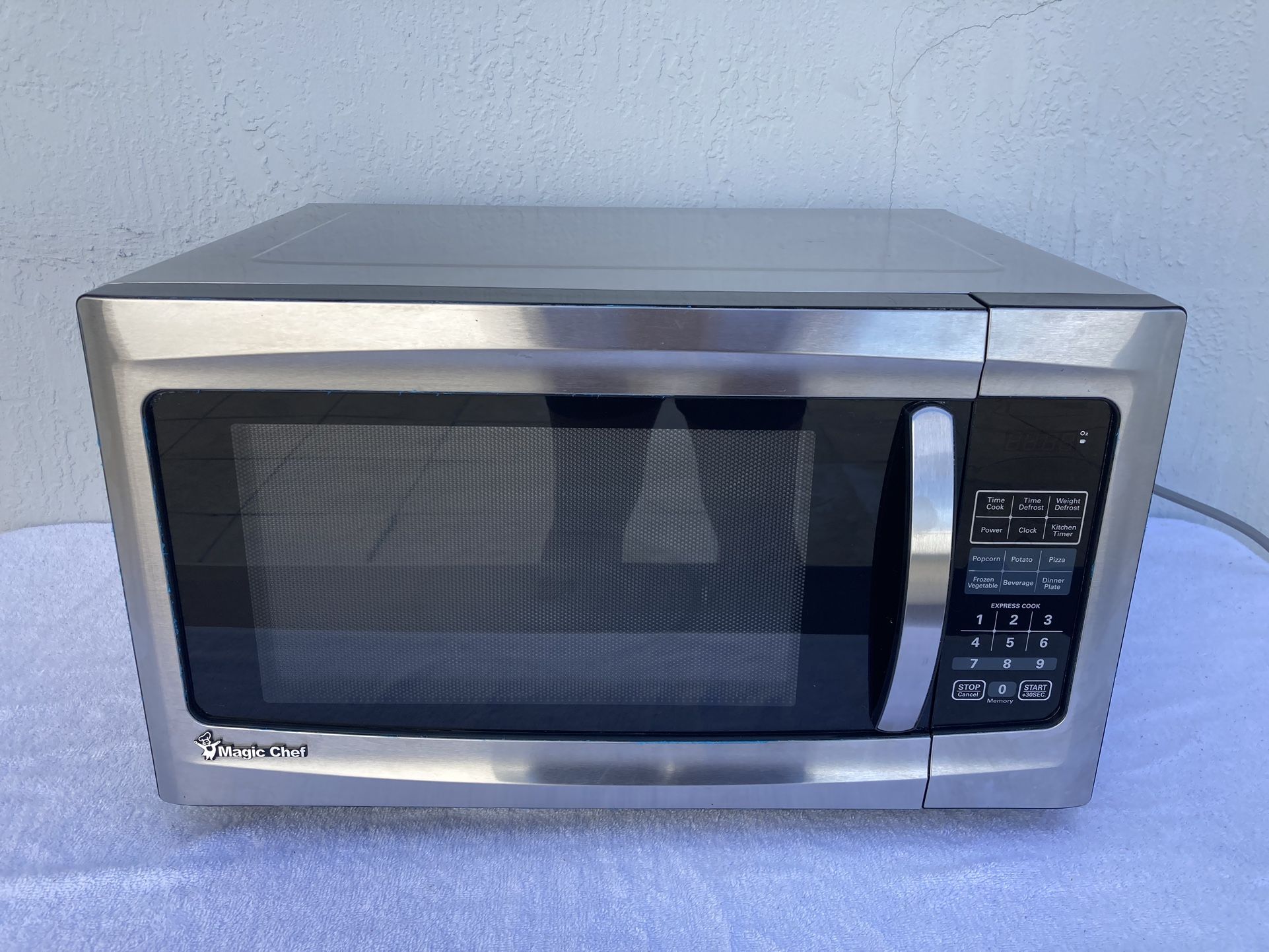GRNDE BIG Magic Chef Microondas  de 1.6 pies cúbicos, 1100 Watts Acero inoxidable  Magic Chef 1.6 cu. ft. Big Microwave, 1100 Watts Stainless Steel