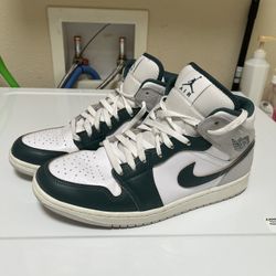 Air Jordan 1 Mid “Pine Green / Light Smoke Grey”