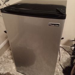 Mini Refrigerator Magic Chef