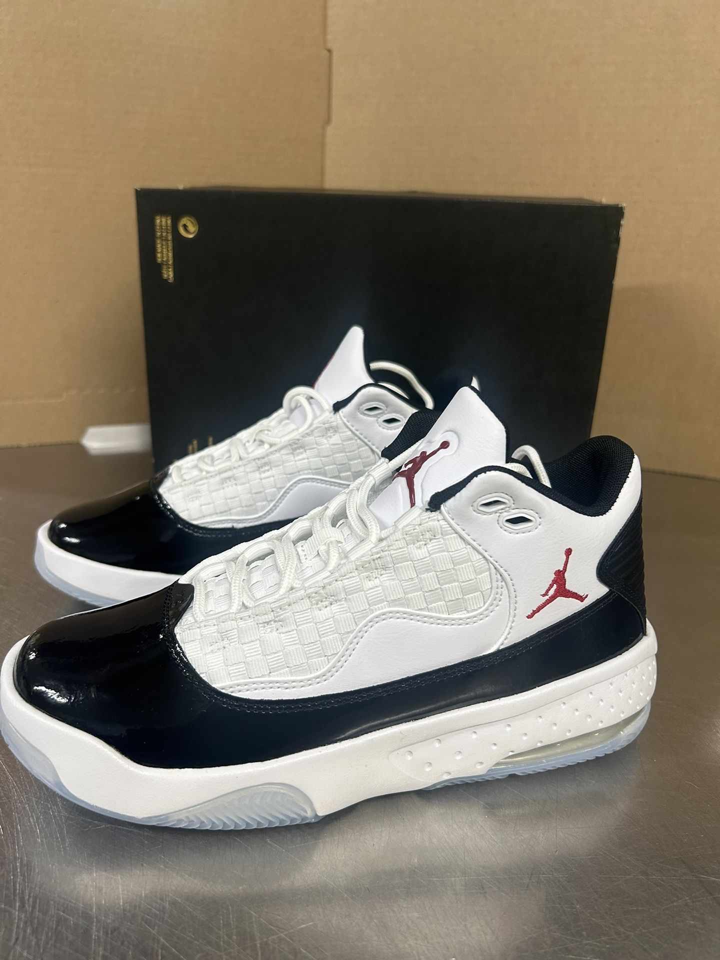 NEW NIKE JOTDAN MAX AURA 2 SIZE-6 YOUTH