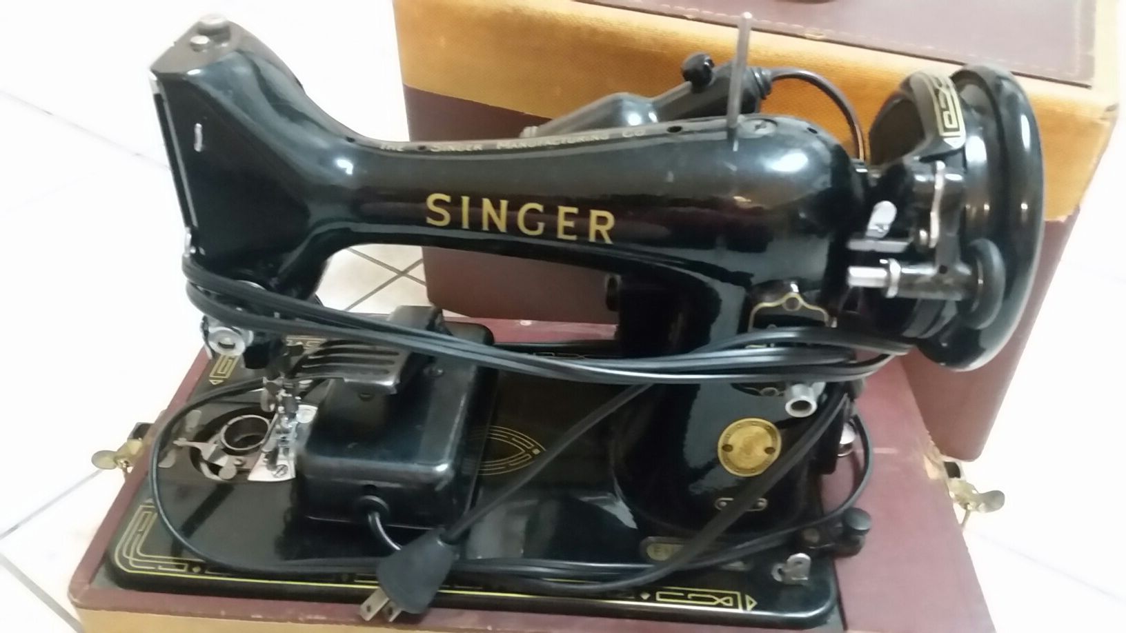 1950's Singer Sewing machine with case