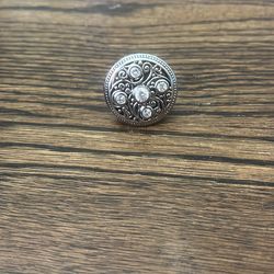 Beautiful pattern ring with gems
