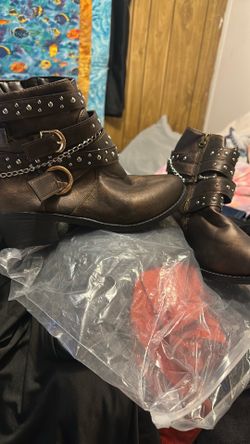 Women’s boats size 8 1/2 or 9