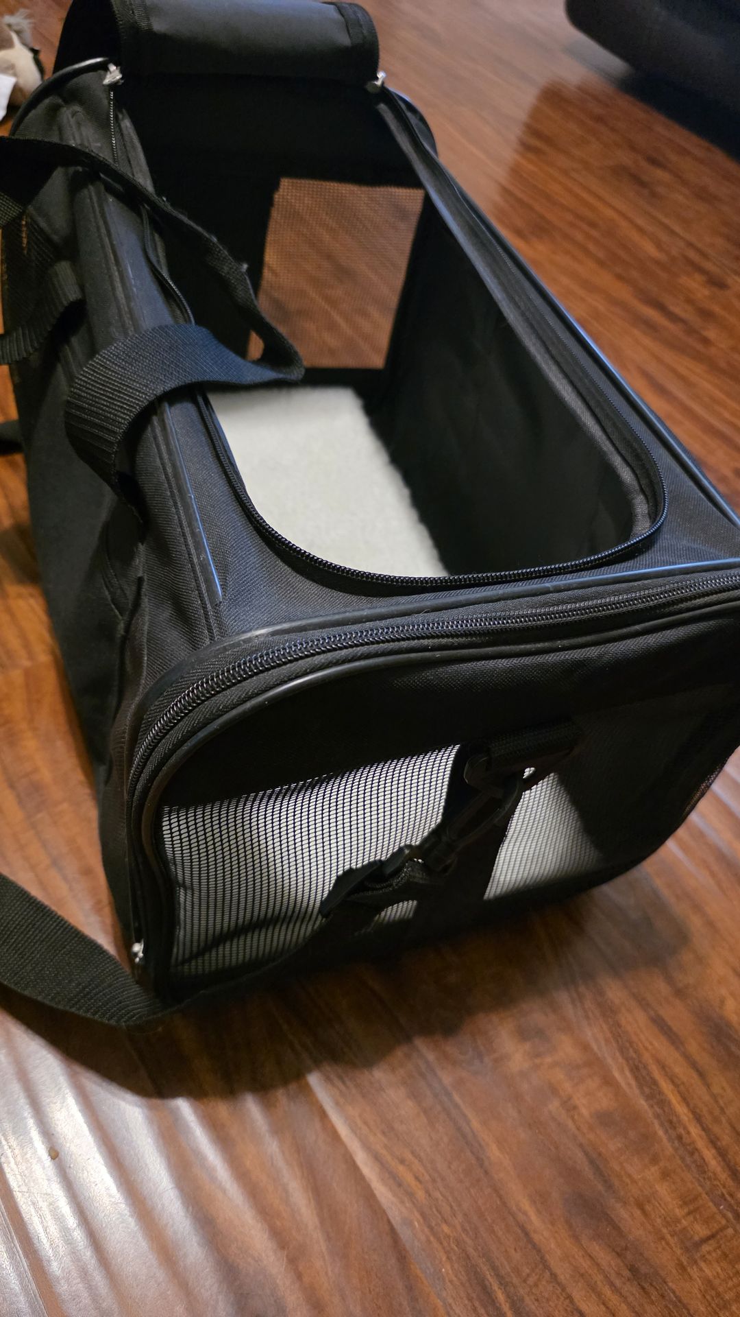 Pet carrier for cats or small dogs