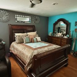 Elegant Solid Wood King Bedroom Set – Excellent Condition