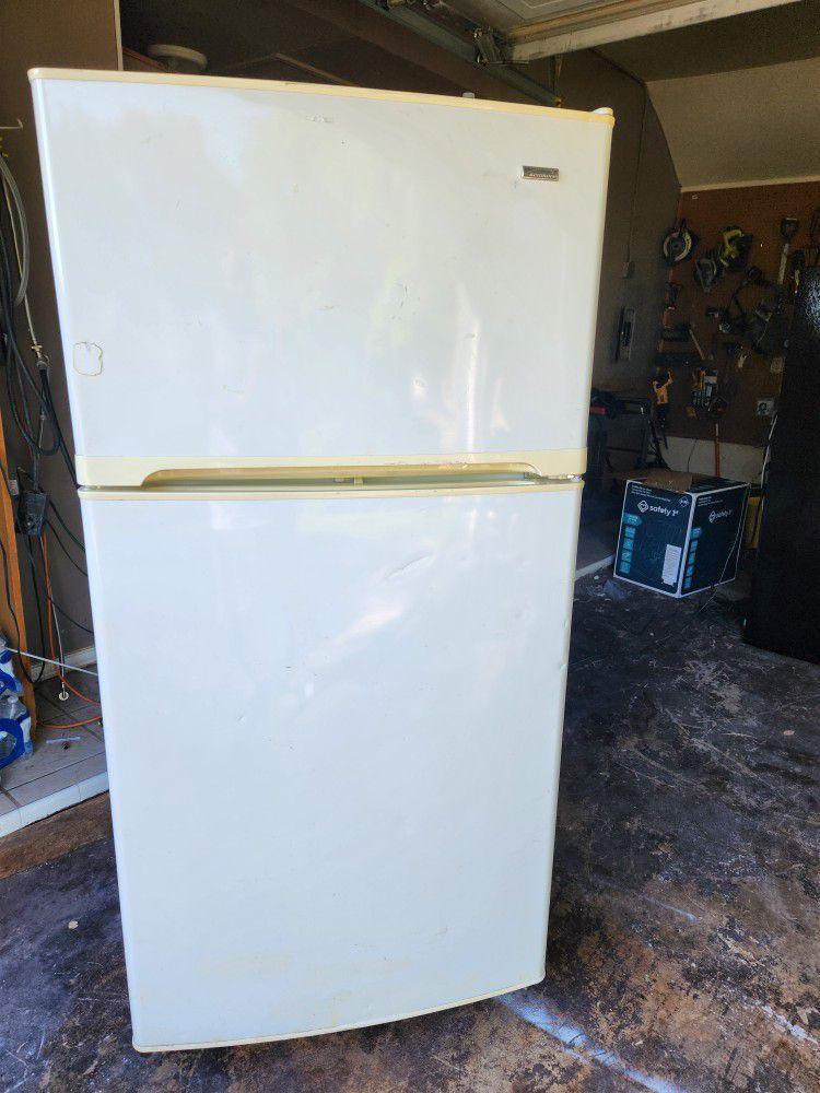 REFRIGERATOR ( FREE LOCAL DELIVERY )