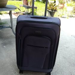 Kenneth Cole Suitcase With Spinning Wheels