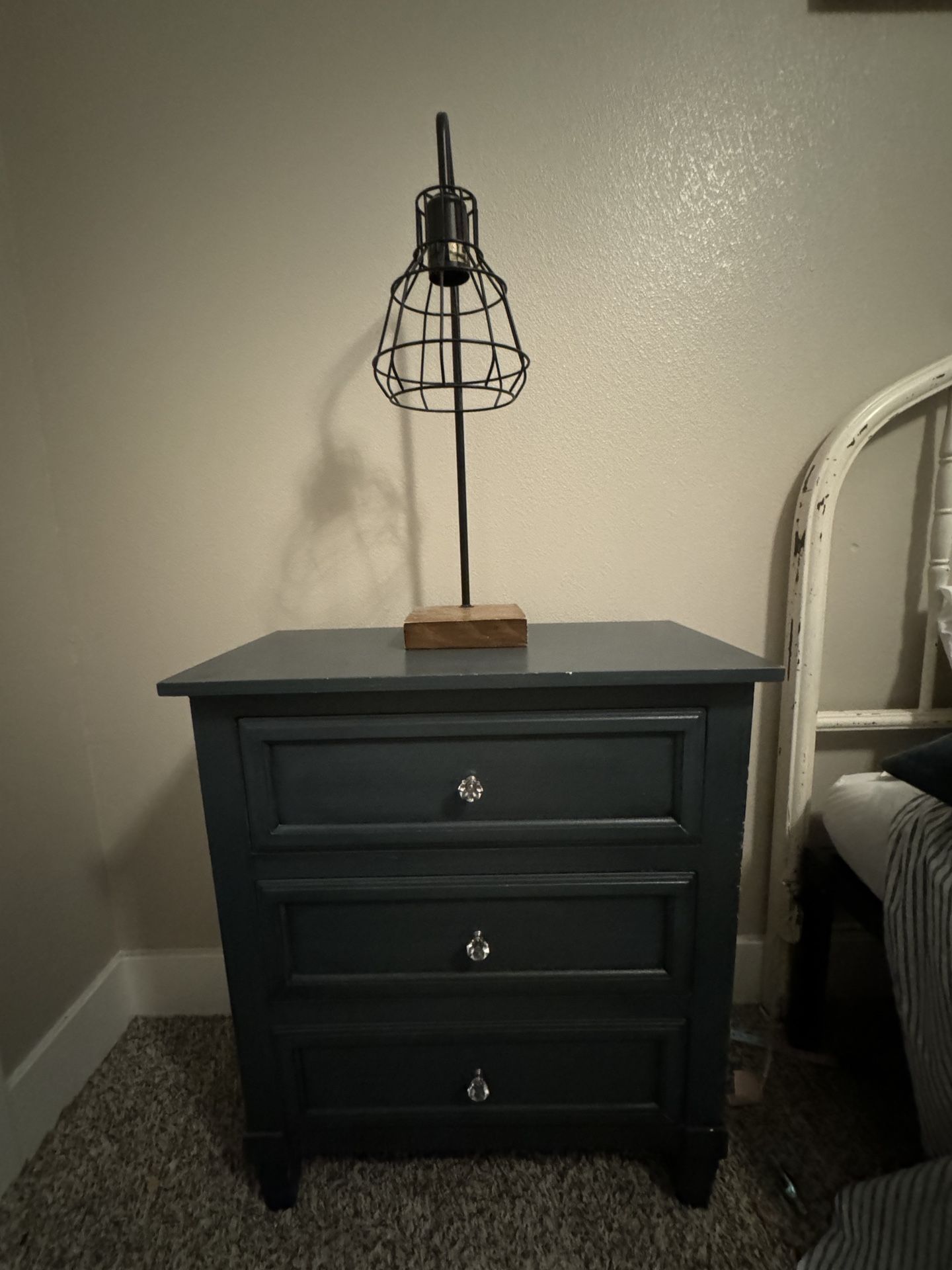 2 Nightstands And Table Lamps 