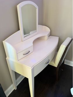 White Vanity Kit with Leather Chair