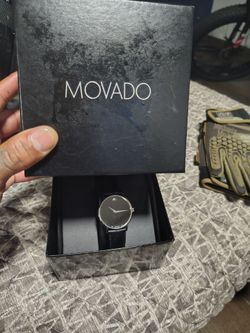 Woman's mo ads watch