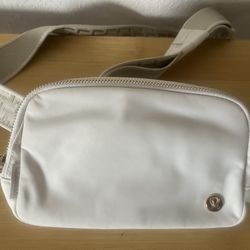 Lululemon White Belt Bag / Crossbody – Silver Logo