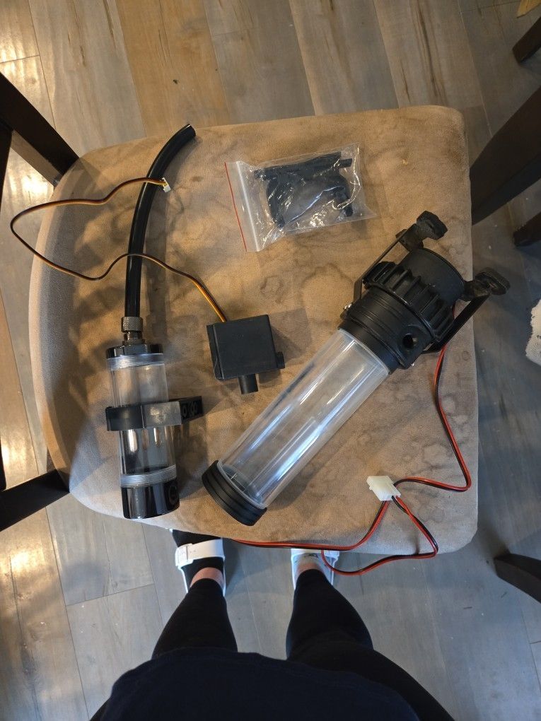 Cooling PC Build Pump System/Thermaltake Pacific PR22-D5 resevoir/pump system.
