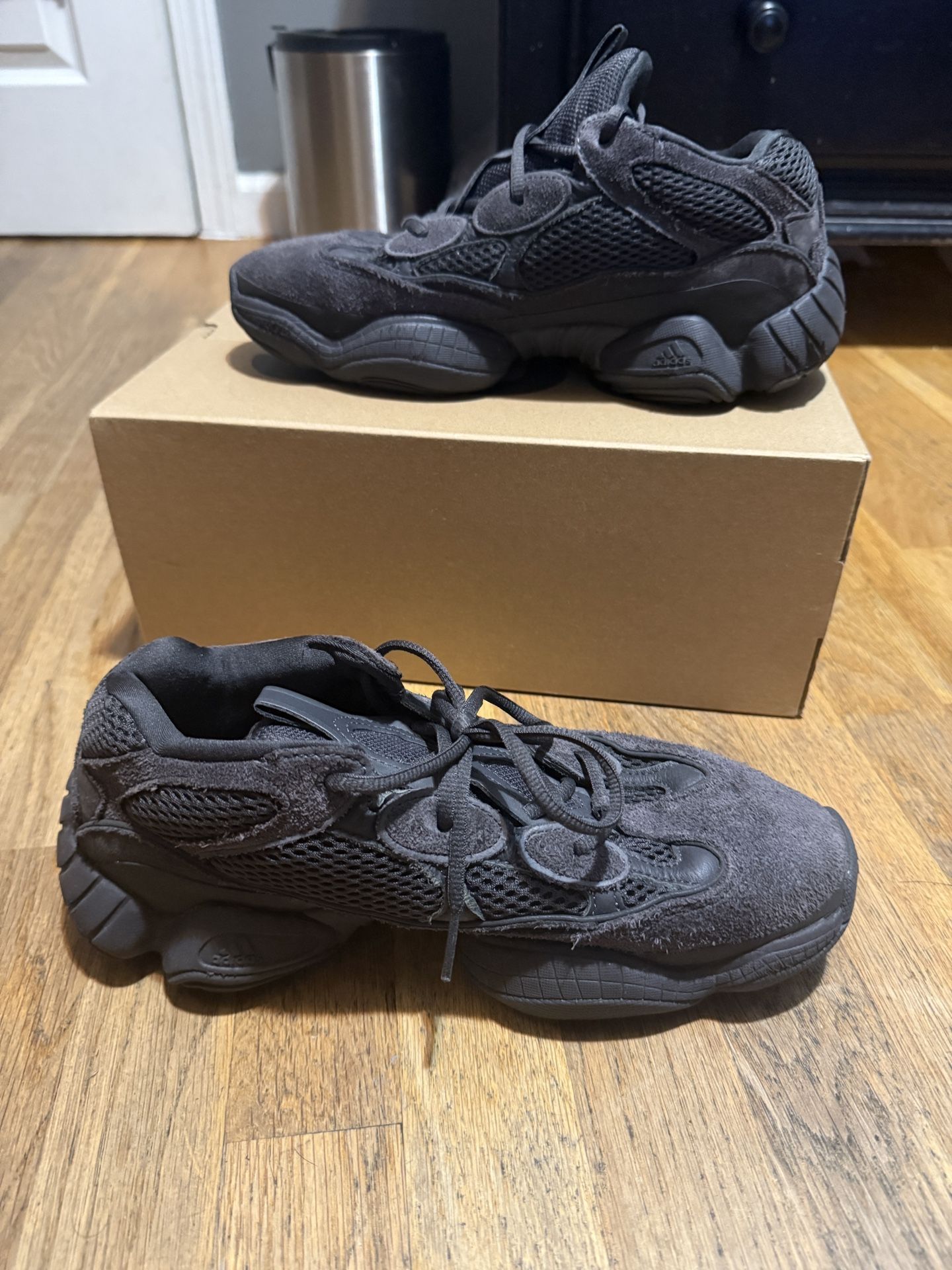 Yeezy 500 utility black size 9 w box (PICK UP)