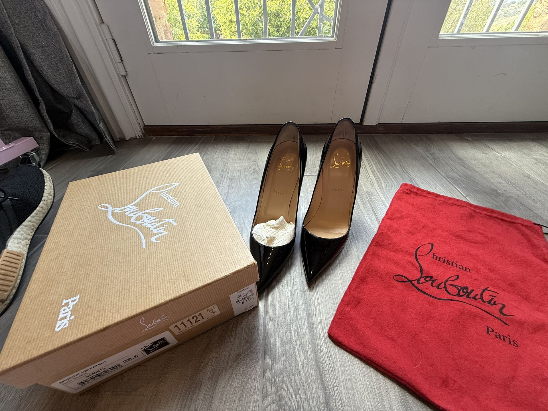 Christian Louboutin 38.5