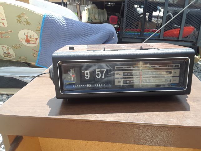 Antique clock radio