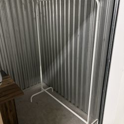 Clothing hanging rack