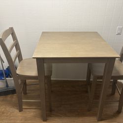Table with 2 chairs 
