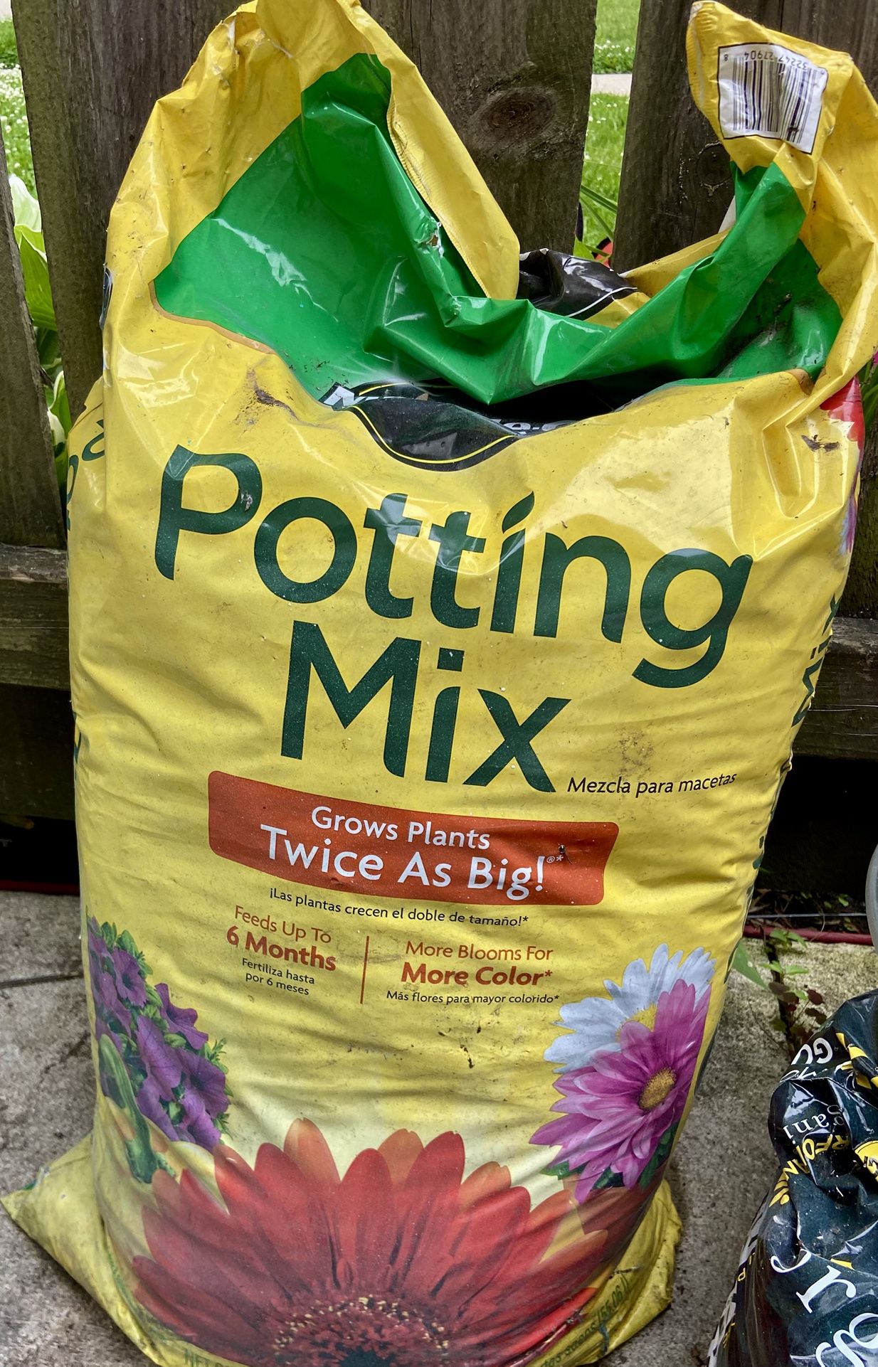 New miracle grow With Fertilizer Potting Soil 50 Quarts