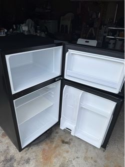 BLACK & DECKER Mini Fridge