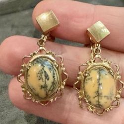 Vintage golden dangle earrings screw on  In great condition Approx 1.5” H