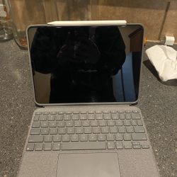 11in Ipad Pro W Logitech Case And Apple Pen