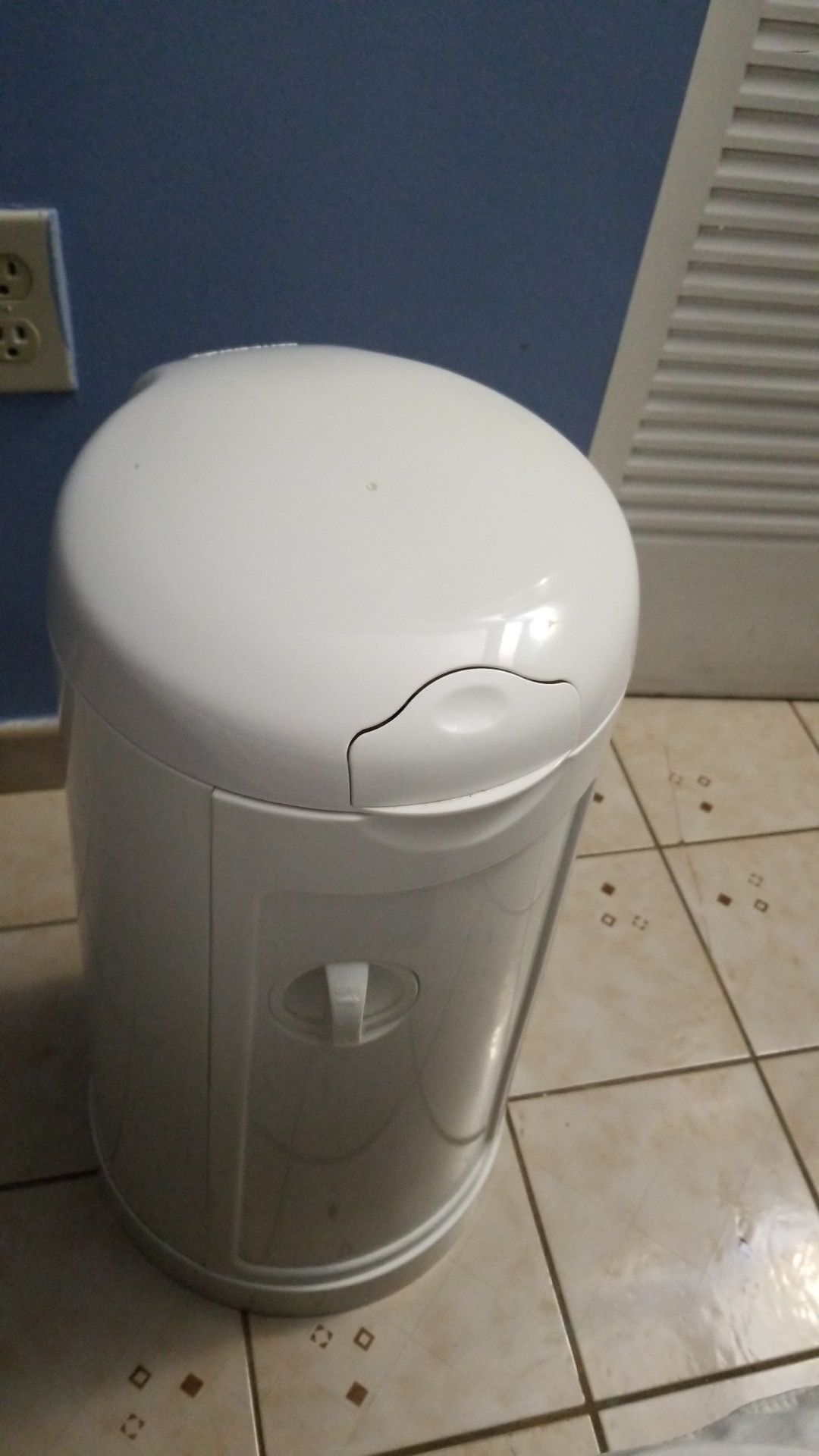 1st generation Munchkin Diaper Disposal (No bags)