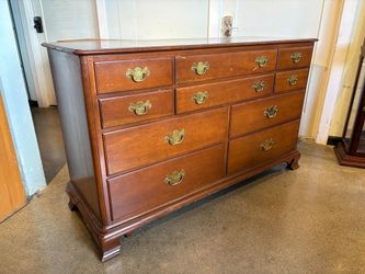 WILLETT FURNITURE Vintage Solid Cherry Wood 4-Drawer Dresser