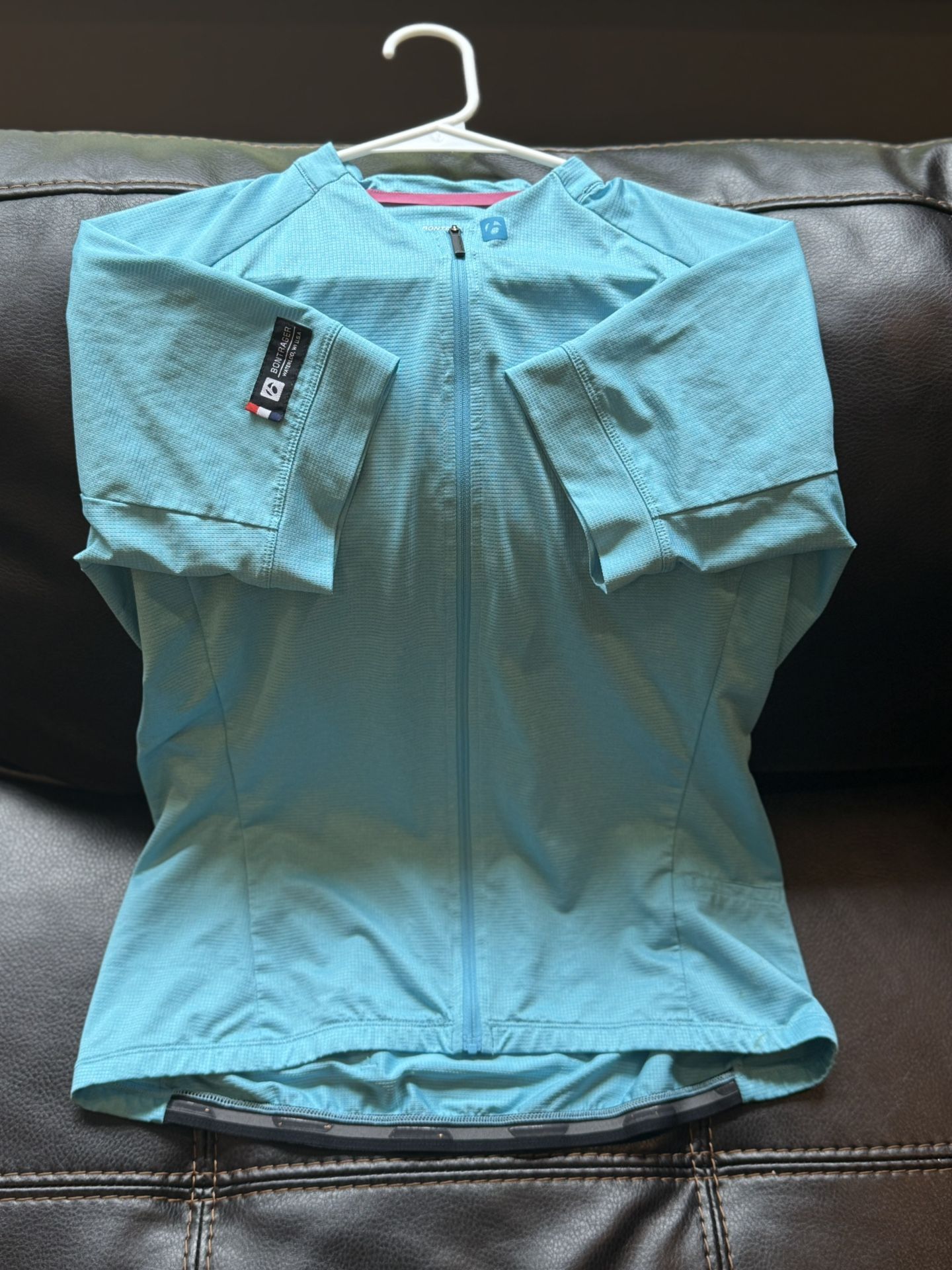 Yes it’s available for pickup. Aogda multicolor cycling jersey size 2XL Multiple jerseys available. See my other posts. Buy more-save more…… Thanks f