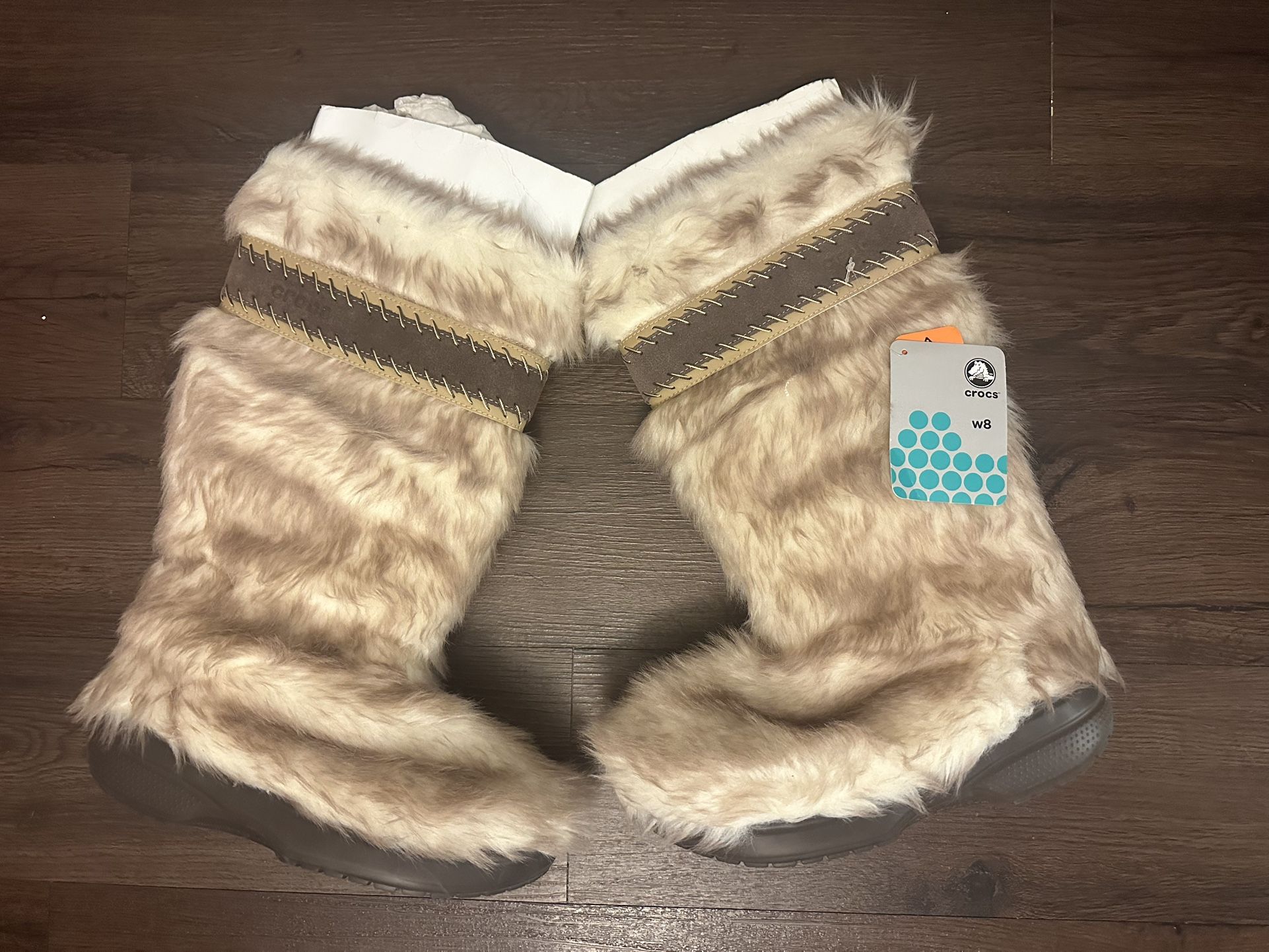 New CROCS Faux fur boots 8US Never worn, with tag