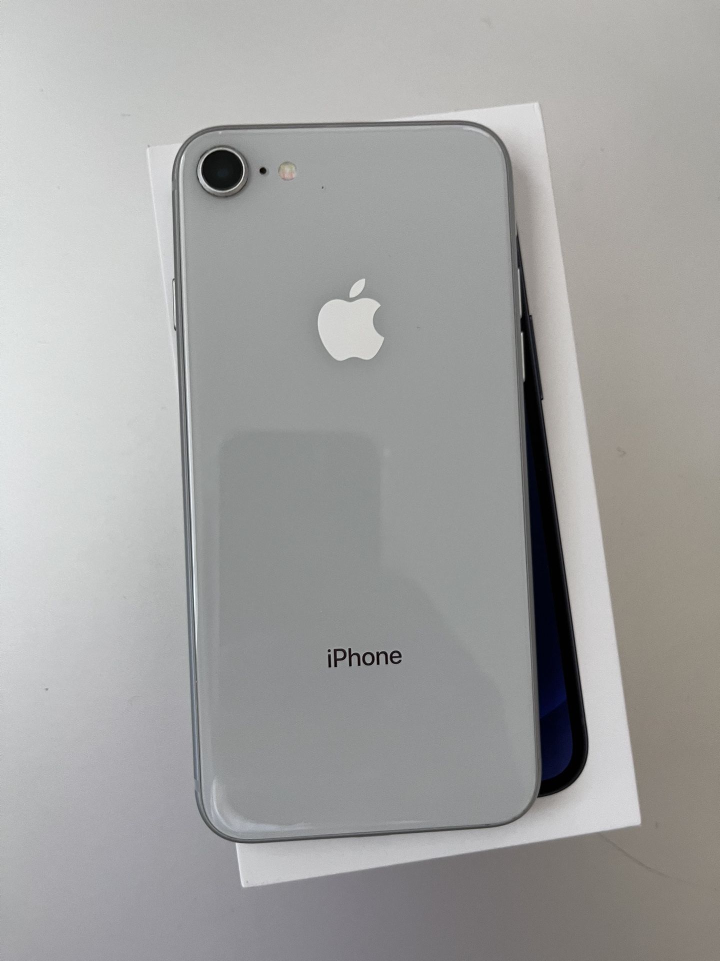 Iphoñe 8 64G ANY CARRIÉR WHITE