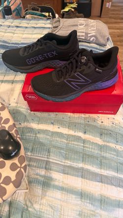 Women’s New Balance 880 V11 Gore-tex running shoes, size 7