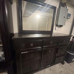 Dresser With Mirror 