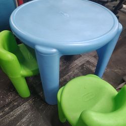 Kids Table and chairs 