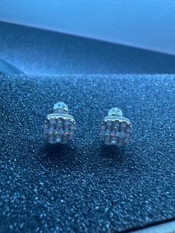 NEW - 925 sterling silver Unisex earrings 8mmx8mm 1ctw of Moissanite