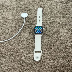 Apple Watch SE 3 40mm Starlight Color