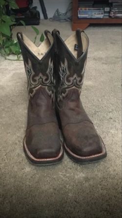 Cowboy boots 9 double E and brand new crib