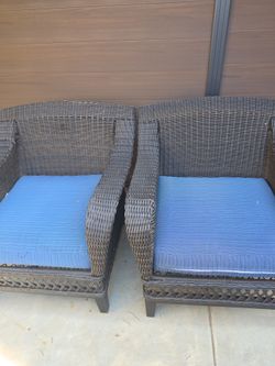 2 Patio wide chairs comfortable good condition Like New