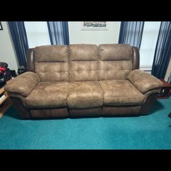 Automatic Reclining Couch -  GREAT Condition - Very Comfortable 