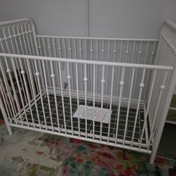Cream Metal Crib+Mattress - Excellent Condition!