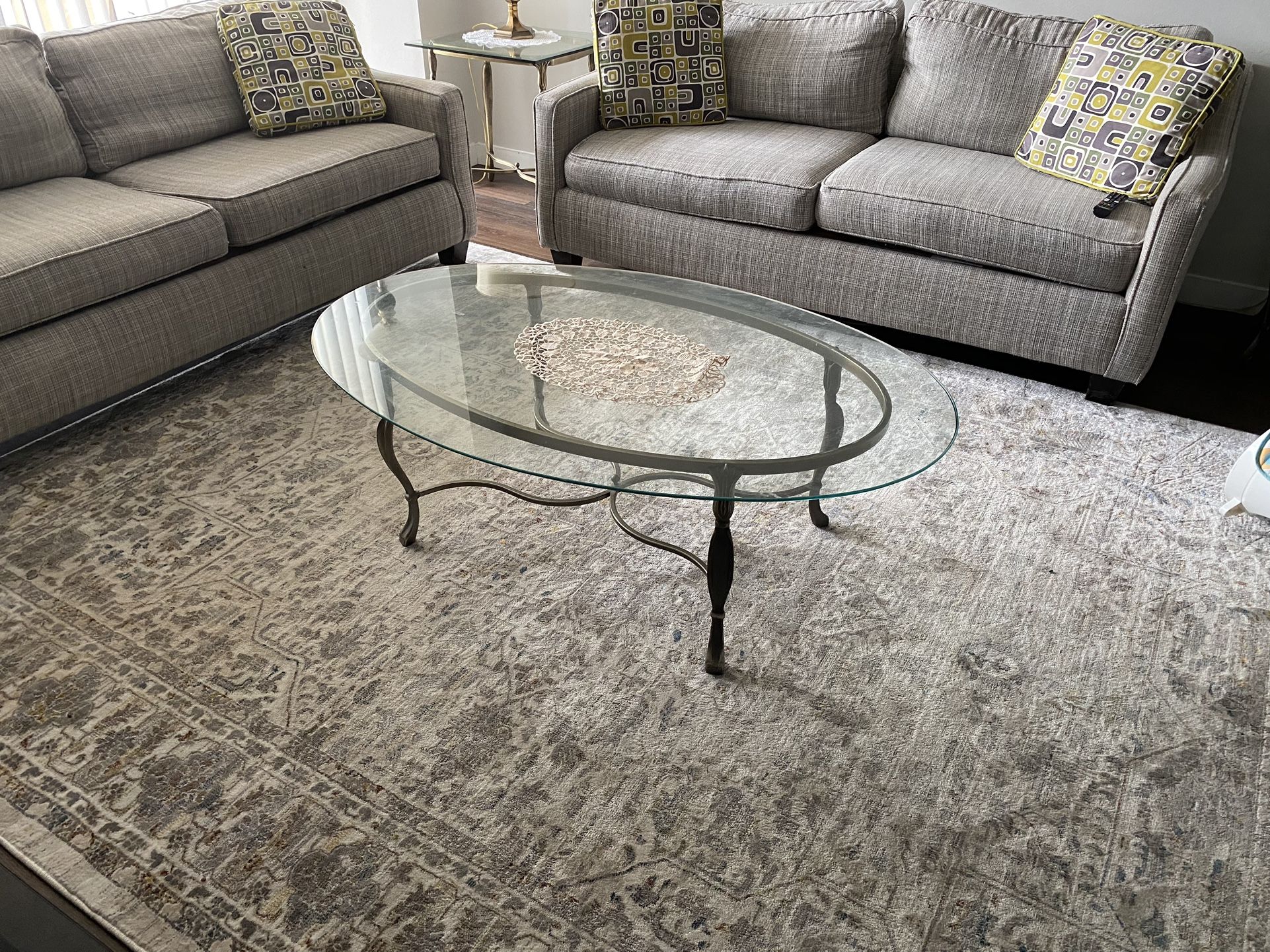 Living Room / Only Cash/ No Table